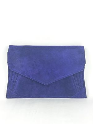 une pochette en daim bleu sur fond blanc