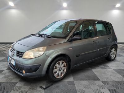 la photo d'une voiture grise garée dans un garage