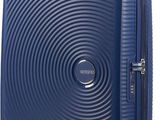 un gros plan d'une valise bleue à roulettes sur fond blanc