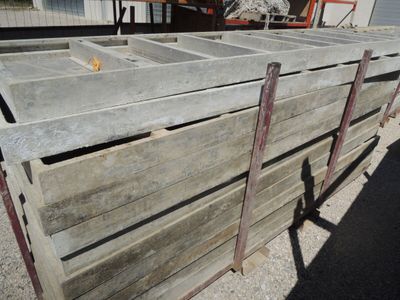 une pile de caisses en bois posée au bord de la route
