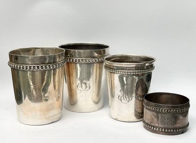 trois tasses argentées aux bords perlés sur fond blanc