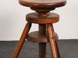 une photo d'un tabouret en bois avec une assise en bois posé sur un tapis