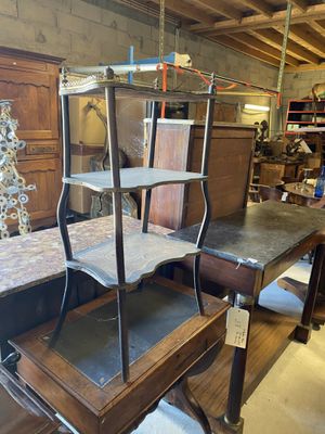 une table surmontée d'une étagère, dans une pièce