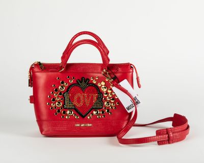 un sac à main rouge orné d'un cœur et muni d'une bandoulière rouge