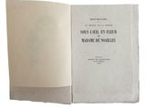 un livre ouvert sur fond blanc, avec une image en noir et blanc