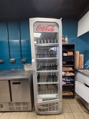 une glacière à Coca-Cola au milieu d'une cuisine