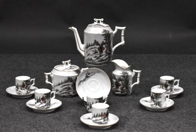 photographie en noir et blanc d'un service à thé composé de tasses et de soucoupes
