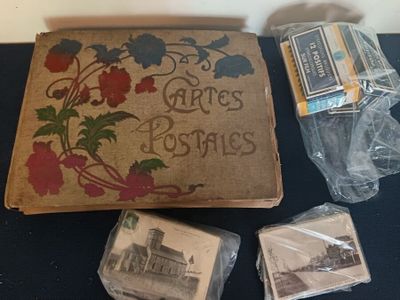 une boîte sur laquelle est représenté un bâtiment