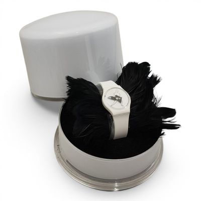 un chapeau blanc orné d'une plume noire sur le dessus