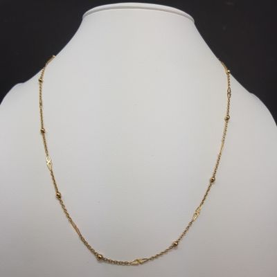 un collier à chaîne en or sur un mannequin mannequin mannequin mannequin mannequin mannequin mannequin mannequin mannequin mannequin