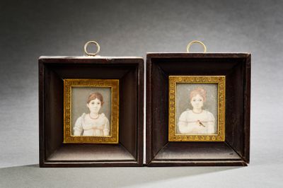 une paire de portraits miniatures représentant une fille et un garçon, dans un cadre en bois