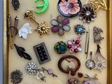 une boîte contenant de nombreux types de broches différents