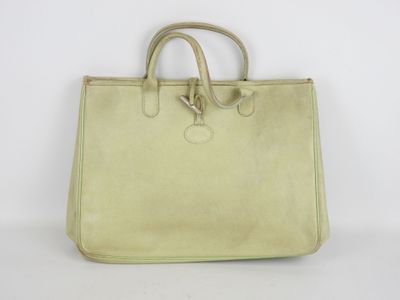 un sac à main vert sur fond blanc