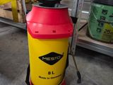 un extincteur jaune et rouge dans un garage