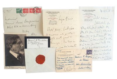 Plusieurs vieilles lettres et enveloppes sont disposées sur une surface blanche
