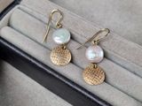 boucles d'oreilles plaquées or, ornées de perles et d'une pièce de monnaie