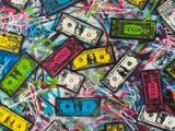 des billets de dollar multicolores sur un fond multicolore
