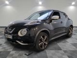La Nissan Juke noire est garée sur un sol à damier
