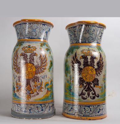 une paire de vases décoratifs posés sur une surface blanche