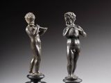 paire de figurines en bronze d'un garçon et d'une fille