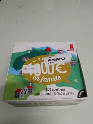 La boîte du jeu est posée sur la table.