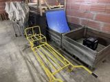 une caisse en bois avec un siège bleu à côté d'un banc jaune