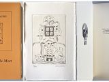 trois livres sont ouverts, laissant apparaître le dessin d'une horloge