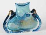un vase en verre bleu orné d'un motif doré