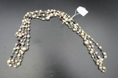 gros plan d'un collier sur une table avec une étiquette