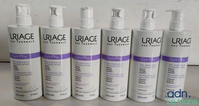 quatre flacons de lotion hydratante Urage Hydra Hydrazing posés sur une table
