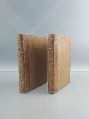 deux morceaux de bois posés sur une table