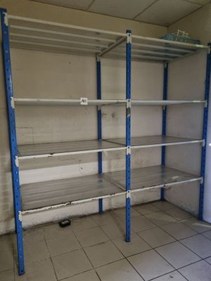 une pièce vide avec des étagères au milieu