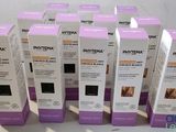 six boîtes de produits de soins capillaires Phytma posées sur une table