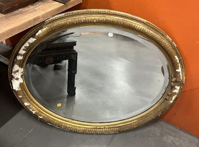 un miroir posé par terre à côté d'une table