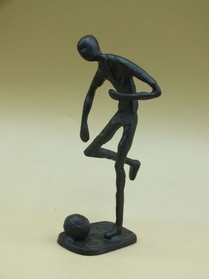 Petite sculpture en métal patiné bronze figurant un joueur de football