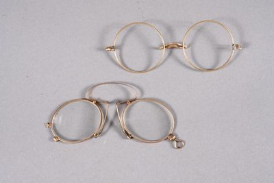 trois paires de boucles d'oreilles créoles en or posées sur une surface blanche