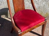 une chaise rouge posée sur le trottoir