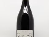 la bouteille de vin est posée sur la table sur fond blanc