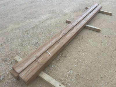 un gros morceau de bois posé par terre