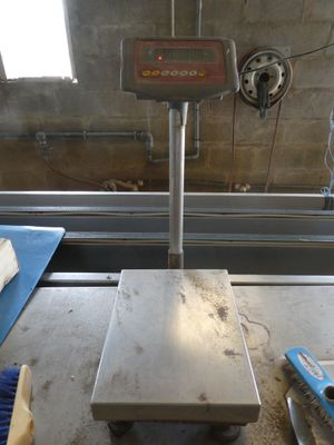 une photo d'une balance posée sur une table dans un atelier