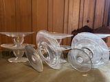 une table sur laquelle se trouvent plusieurs verres à vin vides