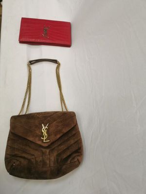 un sac à main marron à motif, muni d'une bandoulière à chaîne, et un porte-monnaie rouge