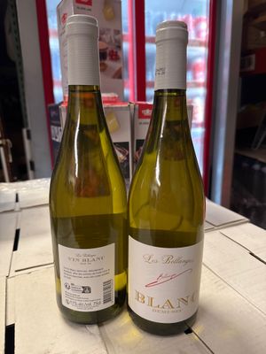 deux bouteilles de vin blanc posées sur une table