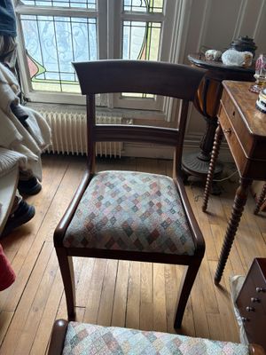 une chaise qui se trouve devant une fenêtre