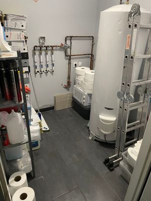 une pièce dans laquelle se trouvent une échelle, des toilettes et d'autres objets
