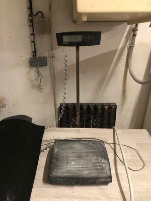 une photo d'une balance posée sur une table dans une pièce
