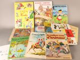 plusieurs livres pour enfants sont alignés sur une table