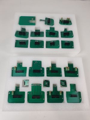 quelques morceaux de circuit imprimé vert posés sur une surface blanche