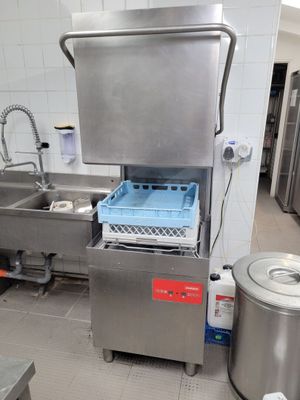 une cuisine équipée d'un évier et d'un lave-vaisselle