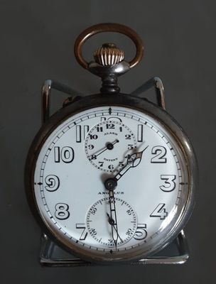 ANGELUS. Montre en acier de marque qui fait réveil.